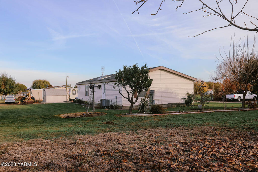 151 Rougk Lane Sunnyside, WA 98944 - Photo 36 of 43 a house view with a garden space