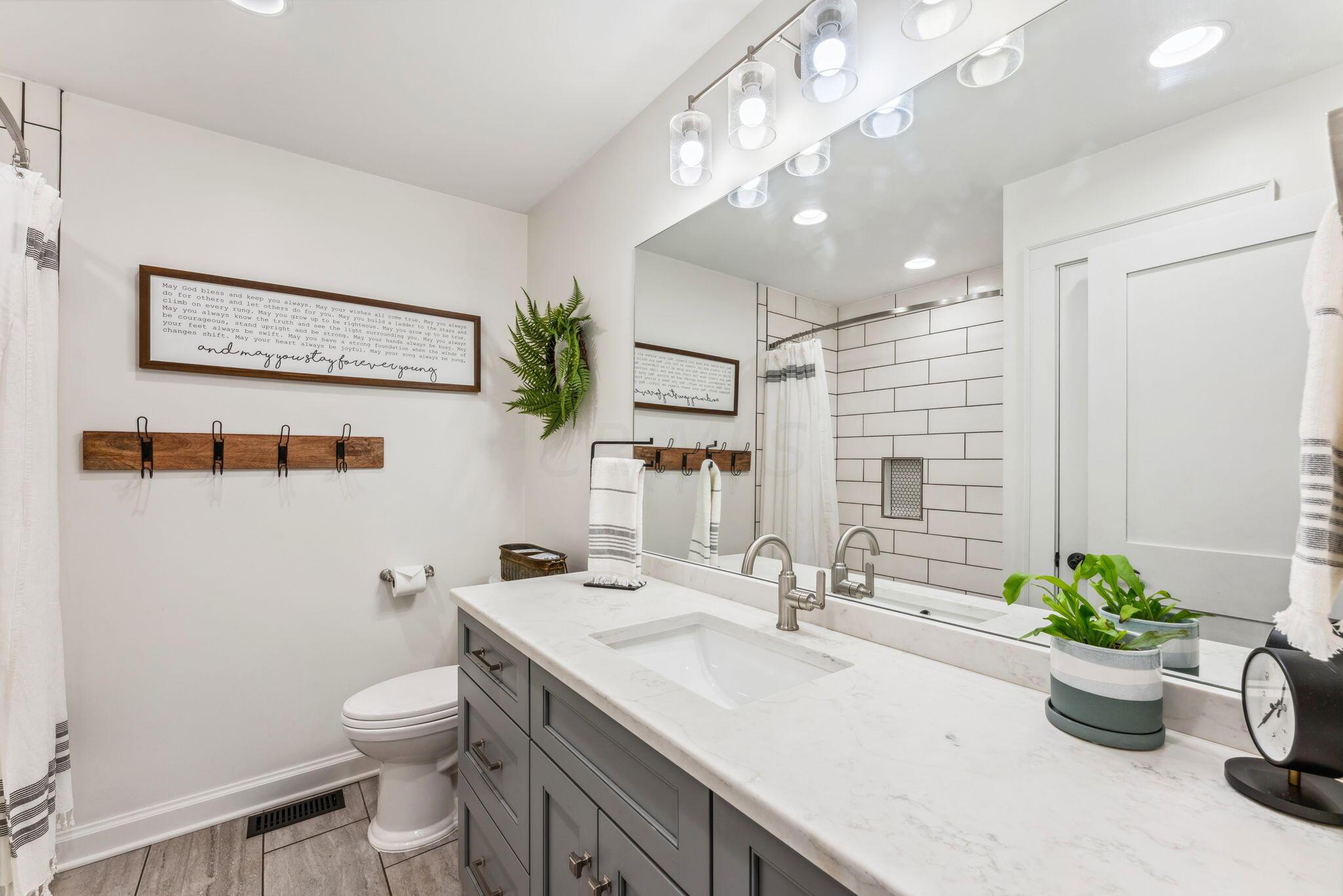 2465 Middlesex Road Upper Arlington, OH 43220 - Photo 58 of 109 Hallway Bathroom