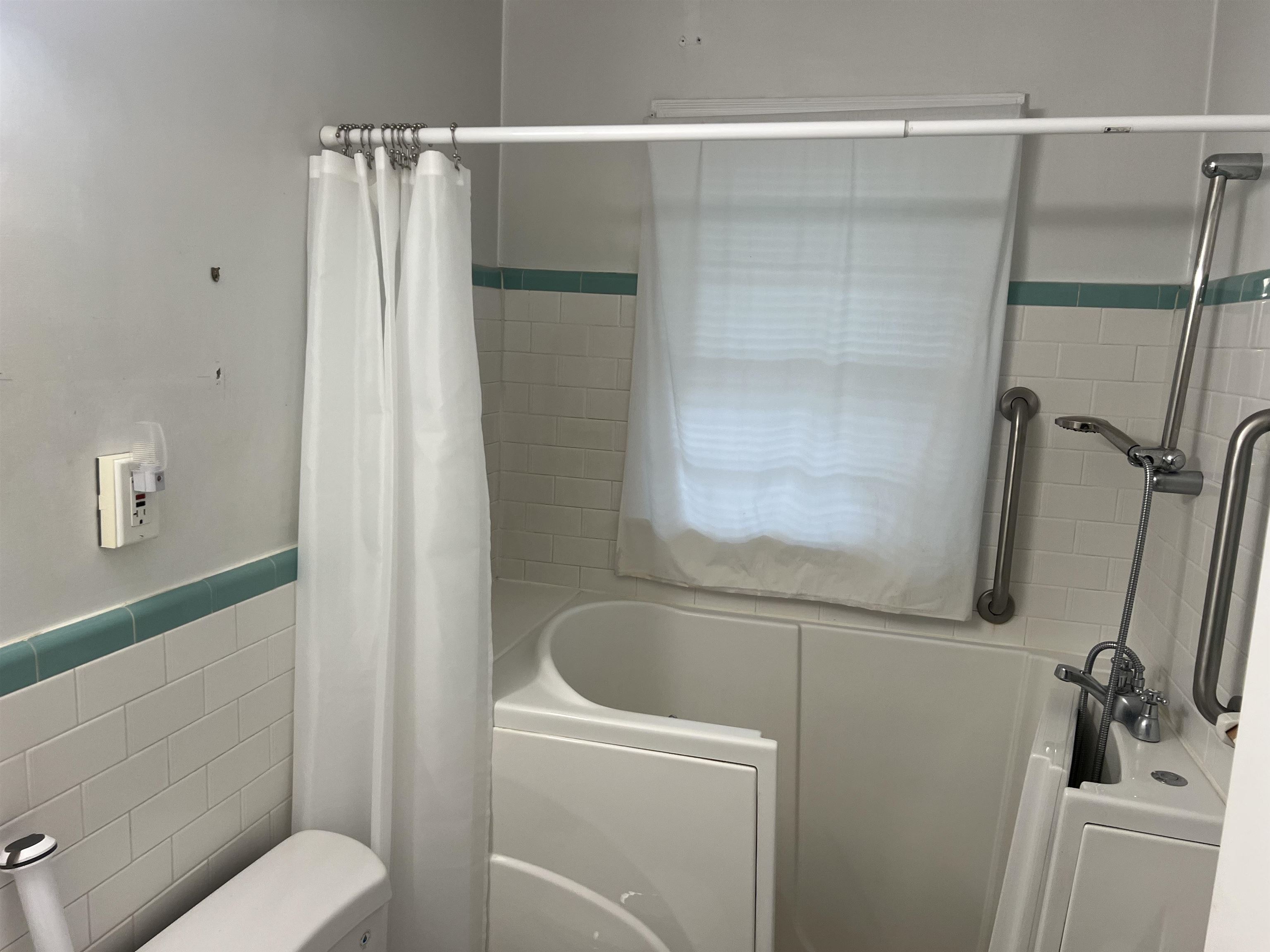 1048 West Perkins Road Memphis, TN 38117 - Photo 13 of 15 a bathroom with a sink and toilet