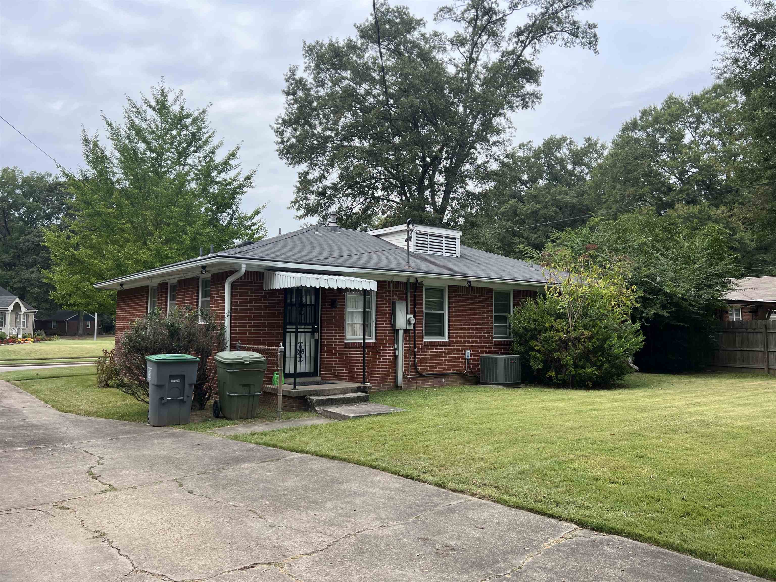 1048 West Perkins Road Memphis, TN 38117 - Photo 14 of 15 a front view of a house with garden
