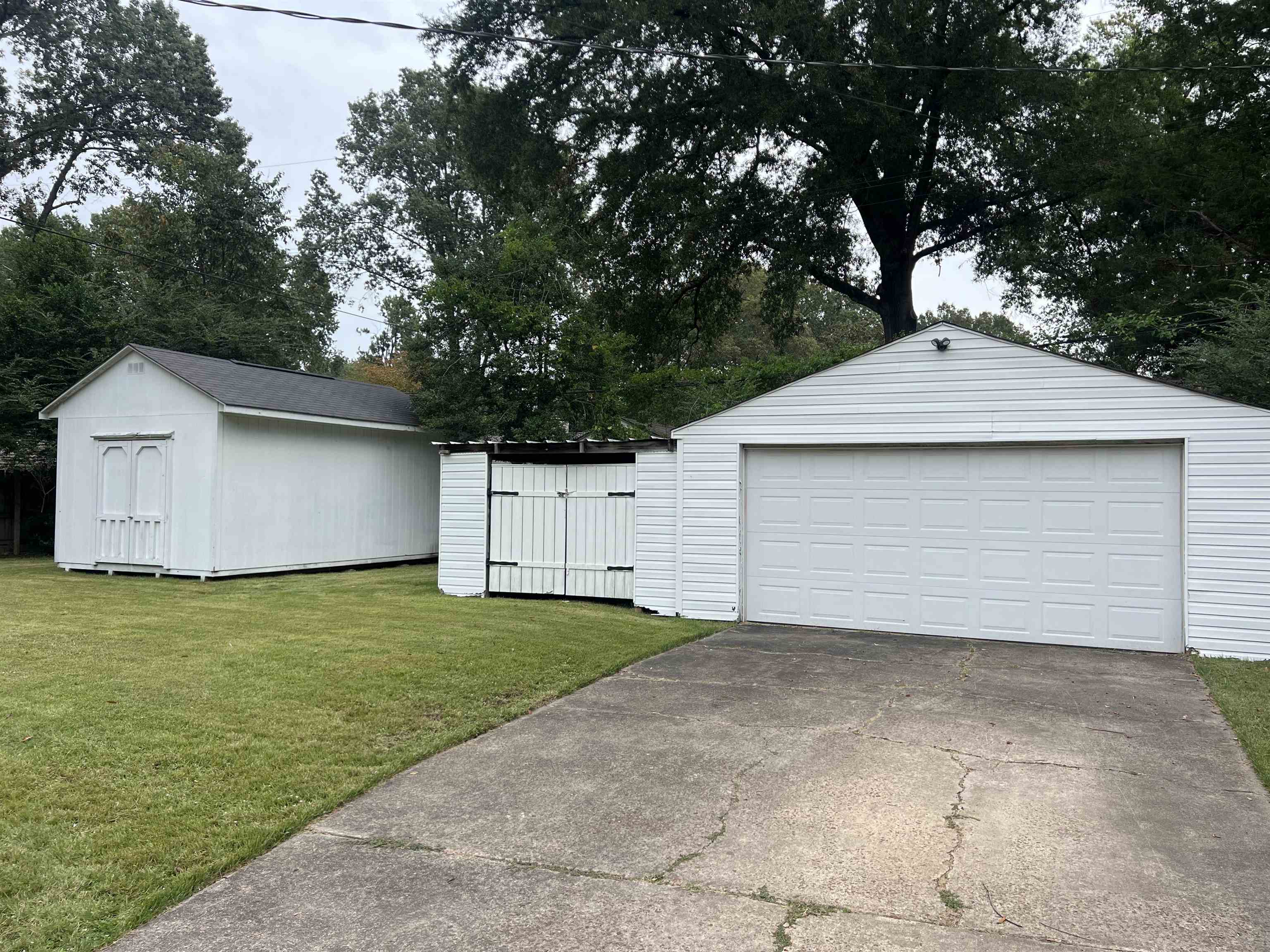 1048 West Perkins Road Memphis, TN 38117 - Photo 3 of 15 a backyard of a house