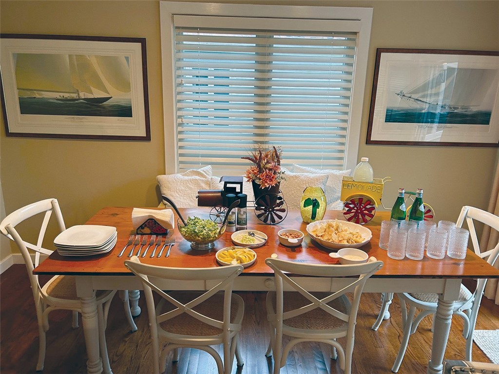 15 Hammersmith Road, Unit 32 Newport, RI 02840 - Photo 3 of 12 Dining area