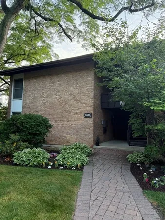 $189,000 | 5535 East Lake Drive, Unit 2D, Lisle, IL 60532
