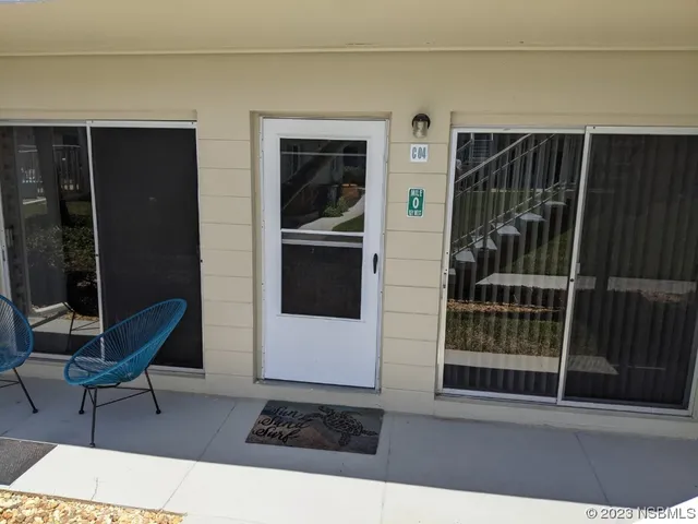 a black and white photo of a living room