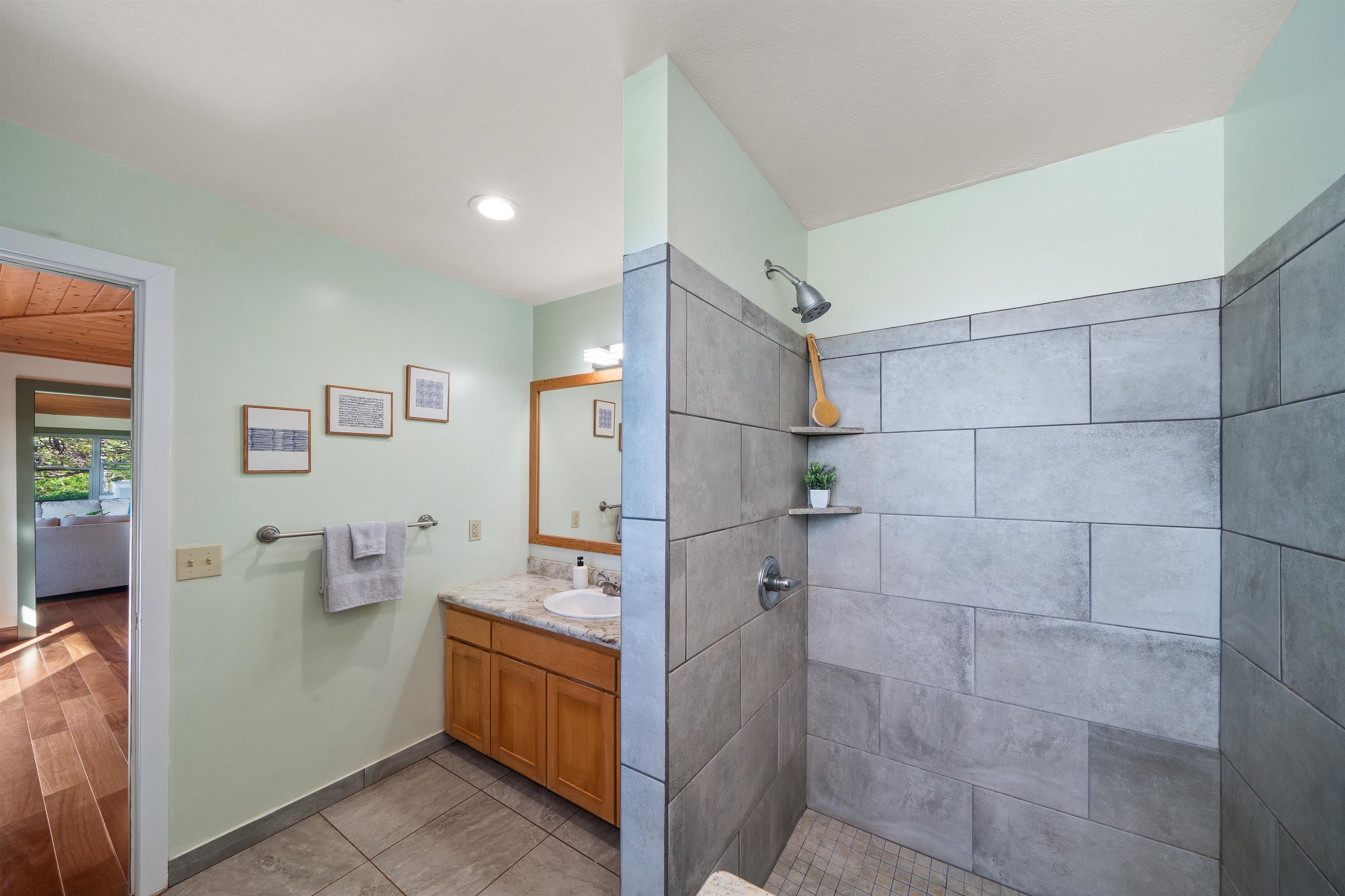 2944 Kalua Koi Road Maunaloa, HI 96770 - Photo 28 of 47 a room with a washer and dryer