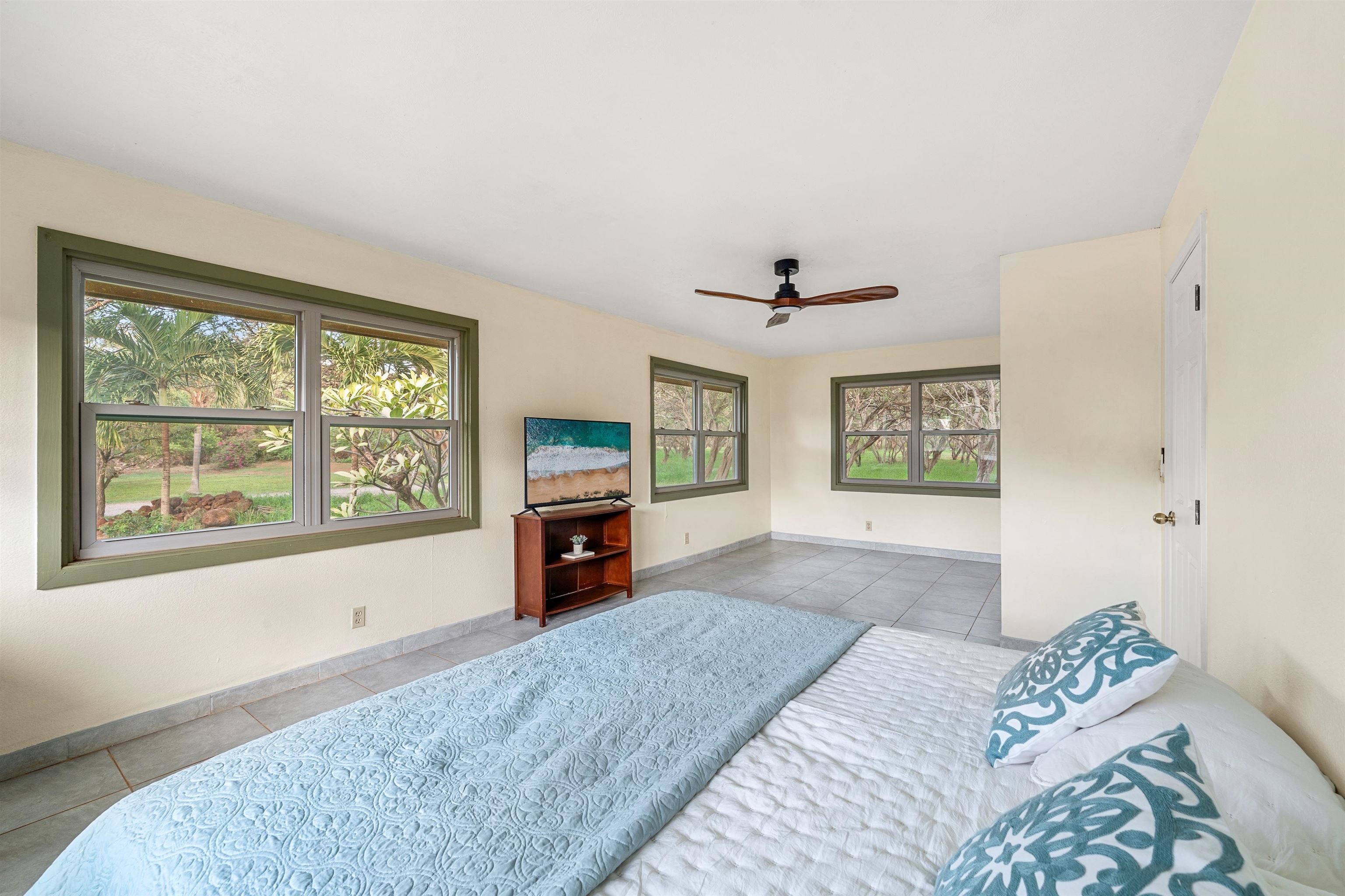 2944 Kalua Koi Road Maunaloa, HI 96770 - Photo 44 of 47 a view of livingroom with furniture and window