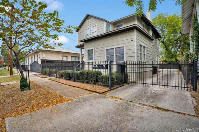 a view of a house with a backyard