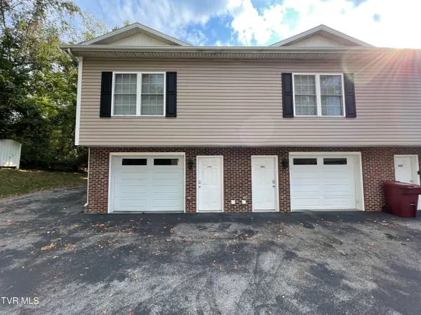 $2,500 | 169 East Grande Avenue, Unit 401, Johnson City, TN 37601