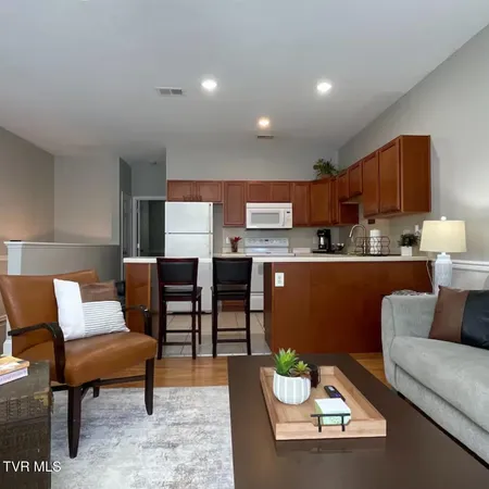 $2,500 | 169 East Grande Avenue, Unit 401, Johnson City, TN 37601