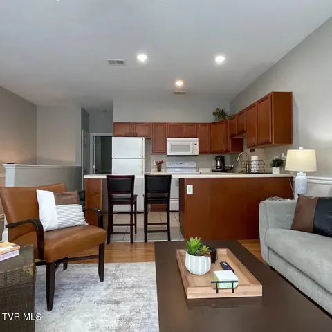 $2,500 | 169 East Grande Avenue, Unit 401, Johnson City, TN 37601