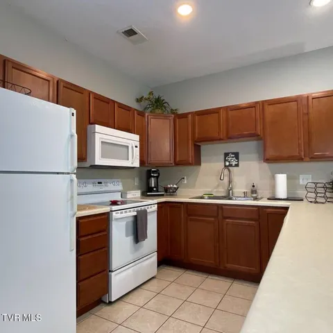 $2,500 | 169 East Grande Avenue, Unit 401, Johnson City, TN 37601