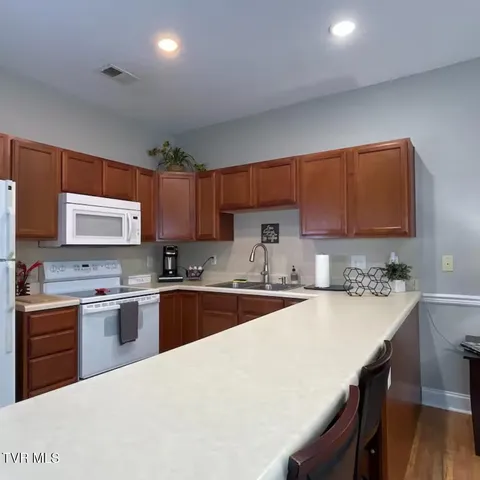 $2,500 | 169 East Grande Avenue, Unit 401, Johnson City, TN 37601