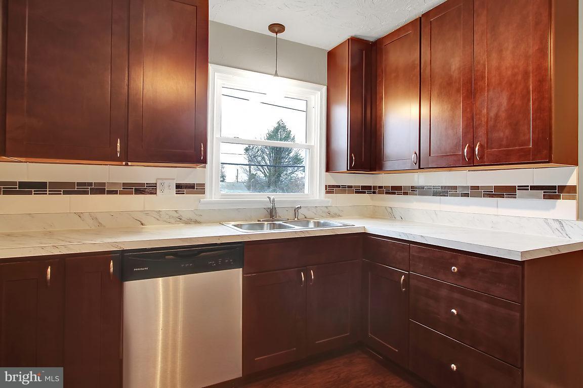 805 Clearmount Road York, PA 17403 - Photo 7 of 26 Gallery Image 7