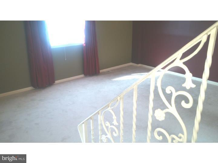 10920 Knights Road Philadelphia, PA 19154 - Photo 14 of 24 Living Room