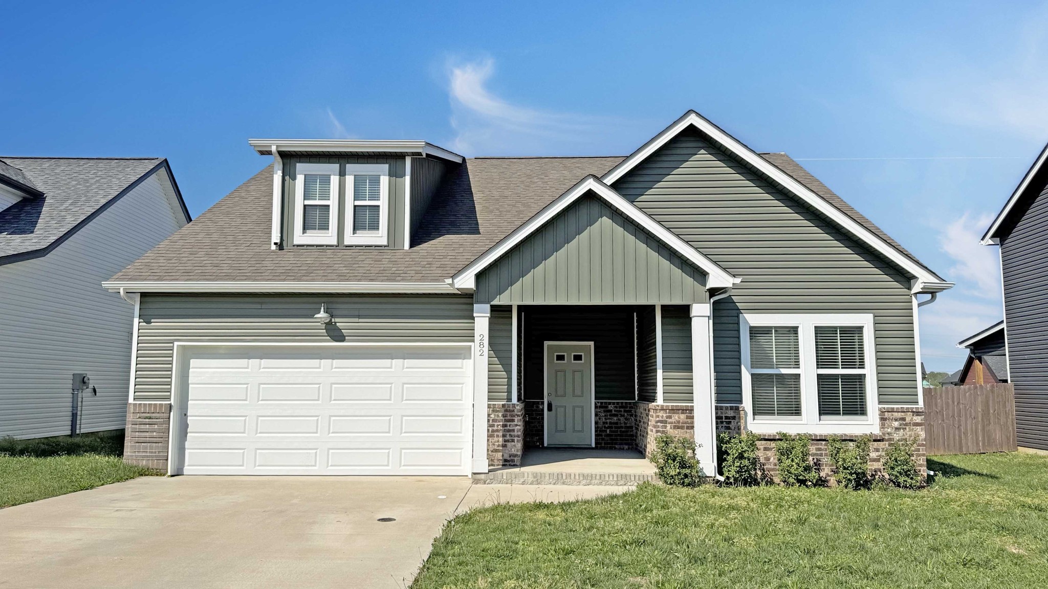 a view of a house with yard and plants