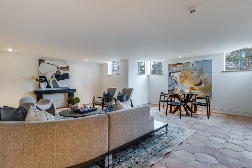 1308 San Rafael Drive Dallas, TX 75218 - Photo 20 of 40 a living room with furniture
