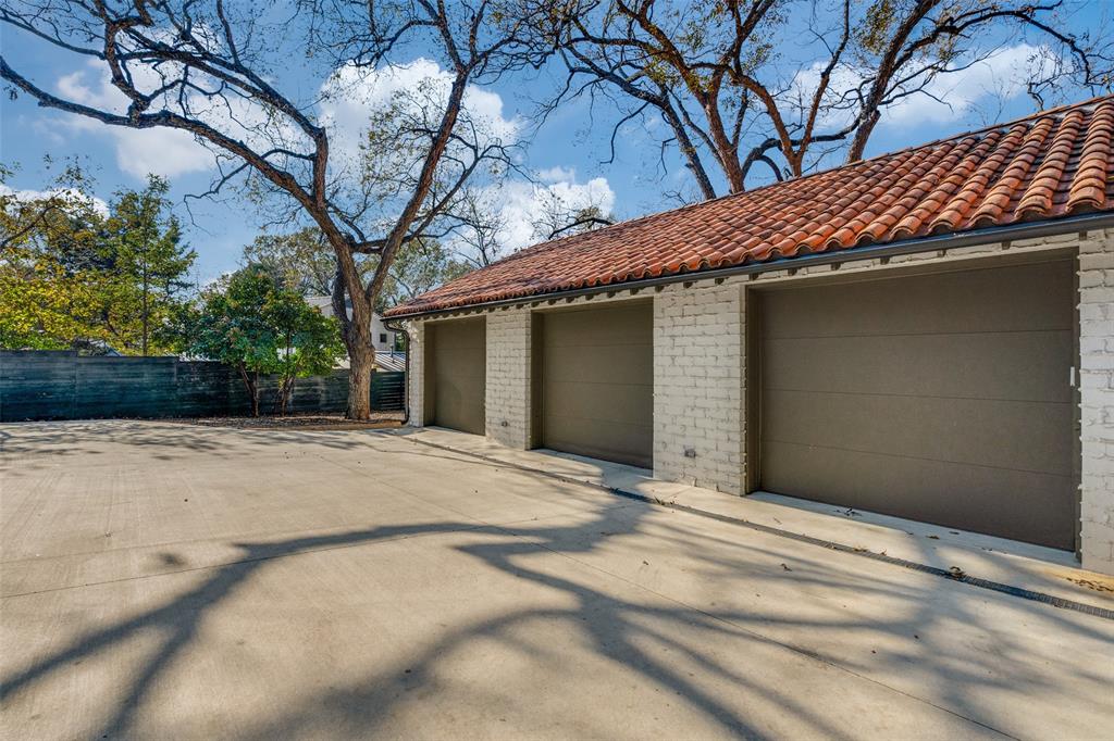 1308 San Rafael Drive Dallas, TX 75218 - Photo 34 of 40 a backyard of a house
