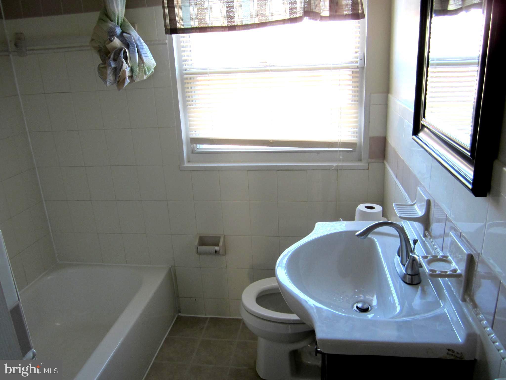 642 Brisbane Road Baltimore, MD 21229 - Photo 11 of 16 a bathroom with a sink and a bathtub