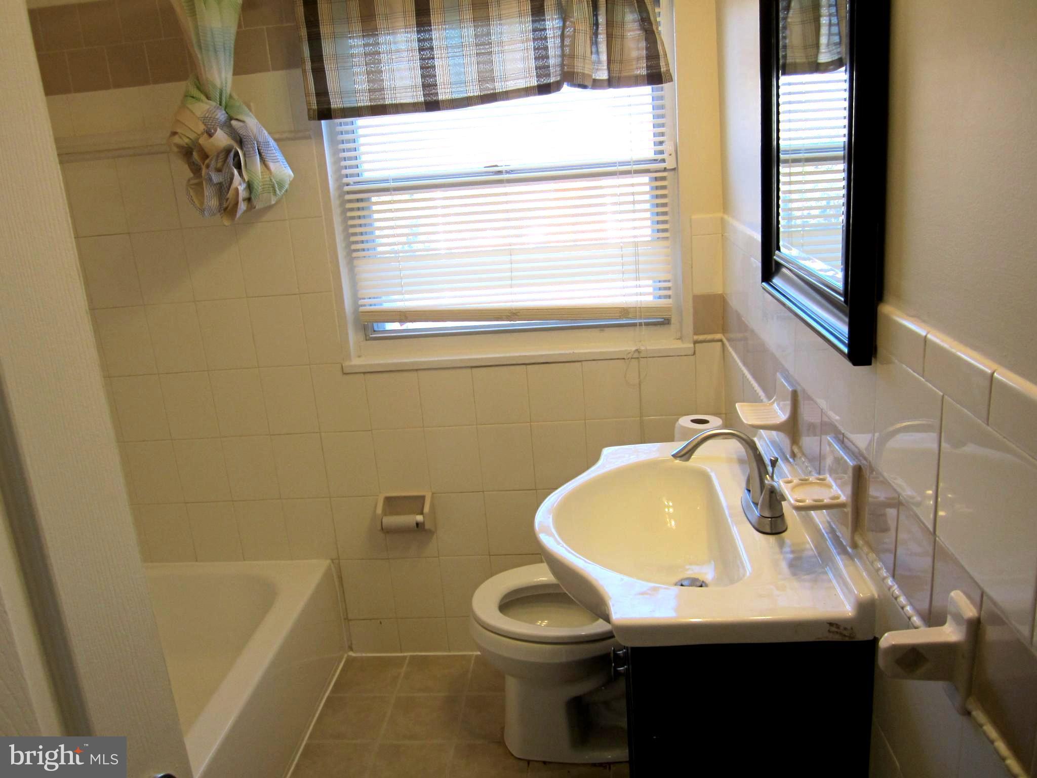 642 Brisbane Road Baltimore, MD 21229 - Photo 10 of 16 a bathroom with a sink a toilet and bathtub