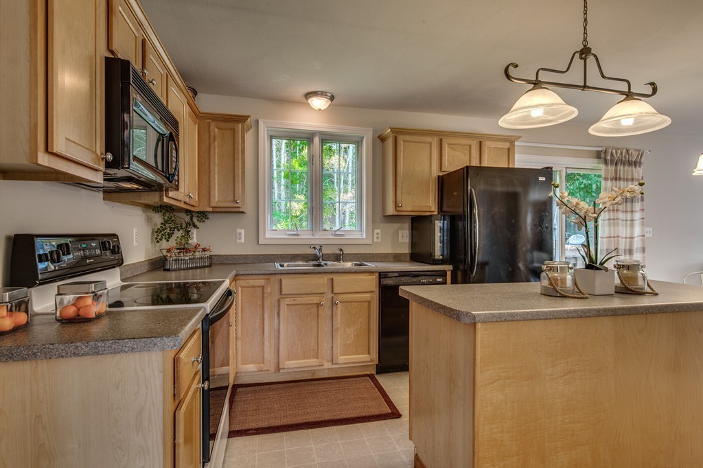 94 Autumn Road Dracut, MA 01826 - Photo 3 of 20