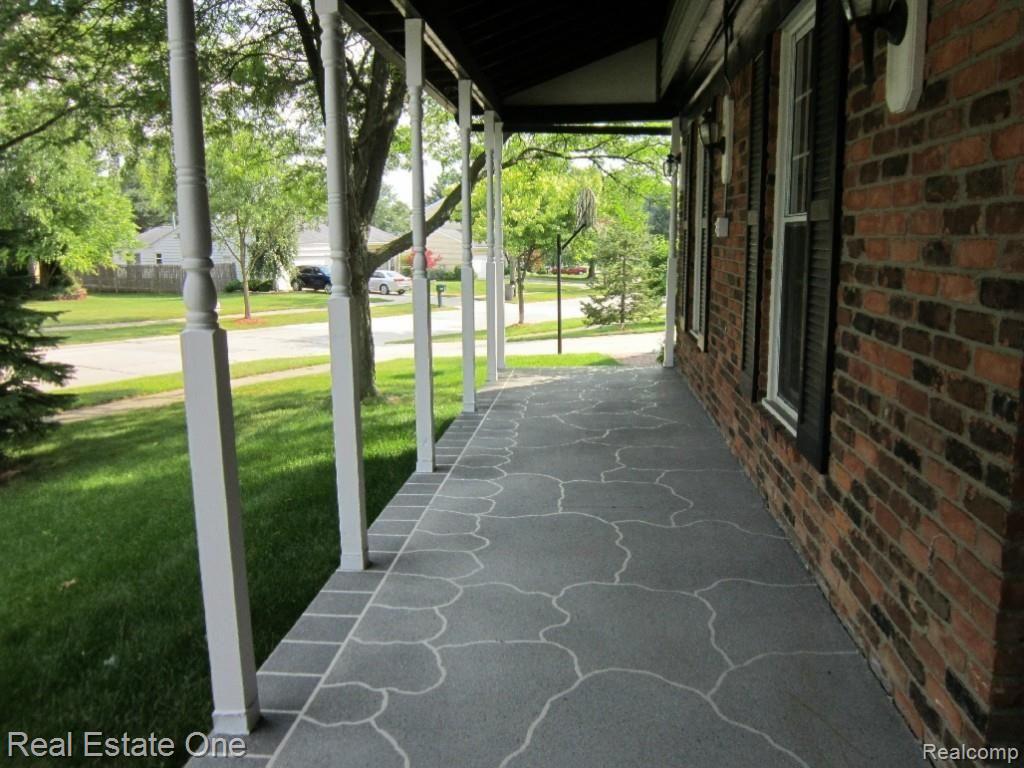 24461 Kings Pointe Novi, MI 48375 - Photo 2 of 19 covered front porch.jpg