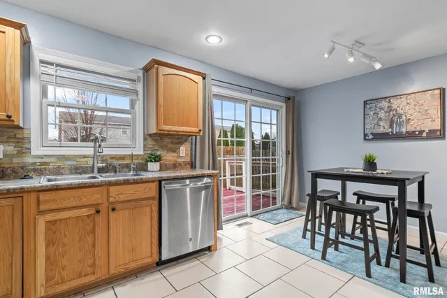 $262,800 | 1620 Magnolia Drive, Chatham, IL 62629