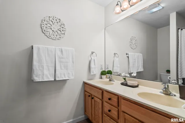 $262,800 | 1620 Magnolia Drive, Chatham, IL 62629