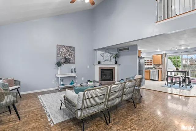 $262,800 | 1620 Magnolia Drive, Chatham, IL 62629