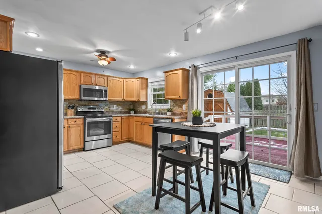 $262,800 | 1620 Magnolia Drive, Chatham, IL 62629