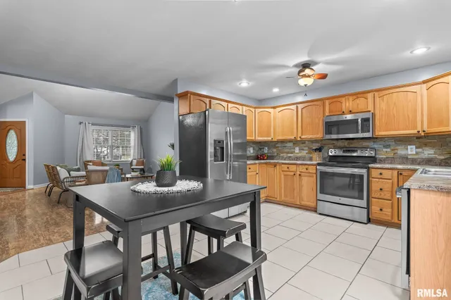 $262,800 | 1620 Magnolia Drive, Chatham, IL 62629