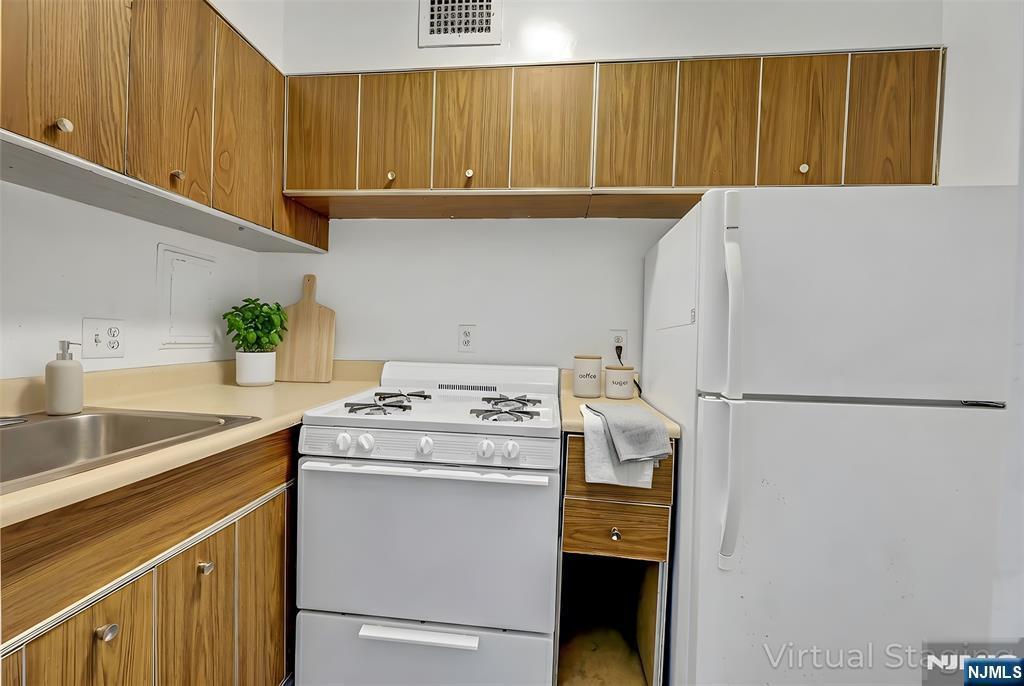 6 Horizon Road, Unit 306 Fort Lee, NJ 07024 - Photo 3 of 30