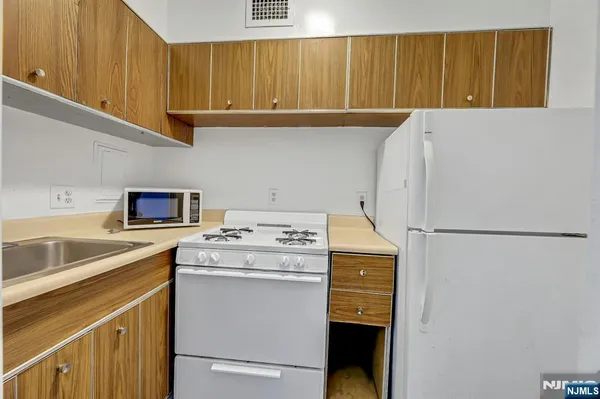 $115,000 | 6 Horizon Road, Unit 306, Fort Lee, NJ 07024