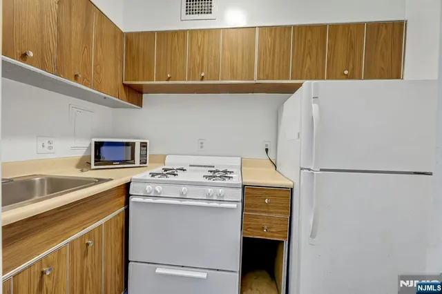 $125,000 | 6 Horizon Road, Unit 306, Fort Lee, NJ 07024