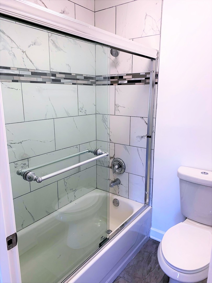 1741 Harrow Court, Unit B Wheaton, IL 60189 - Photo 19 of 24 a bathroom with a toilet and a tub