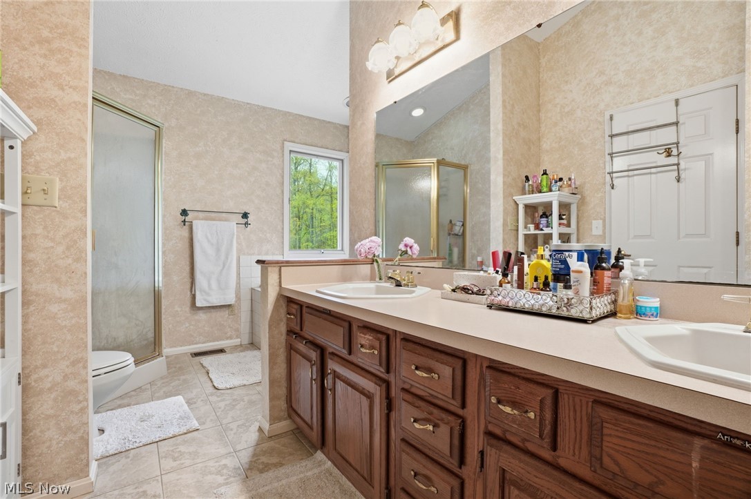 13125 Pearl Road Chardon, OH 44024 - Photo 19 of 48 primary suite
