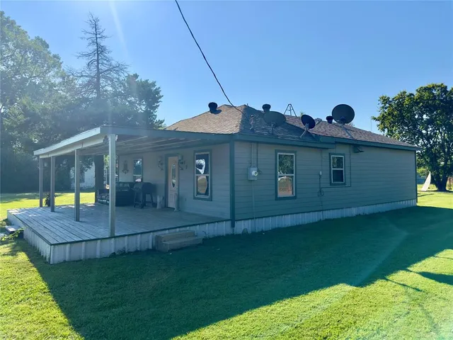 a view of a house with a backyard
