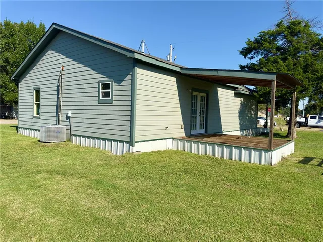 a view of a house with a backyard