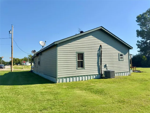 a view of a house with a backyard
