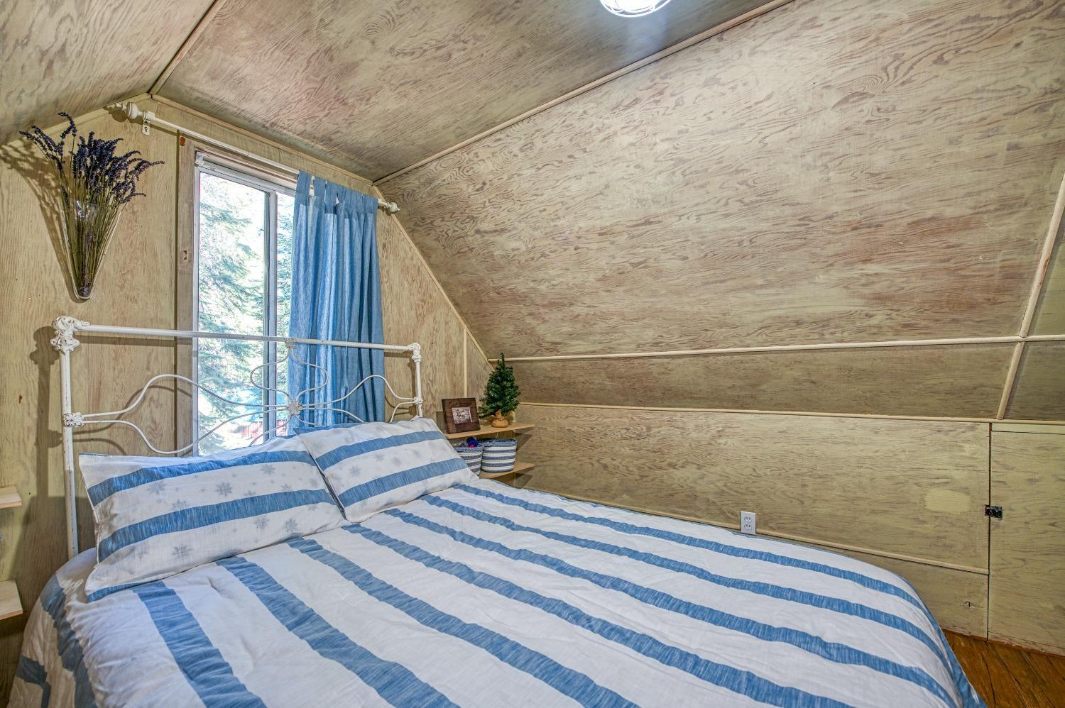 61347 Old Hunting Road Mono Hot Springs, CA 93634 - Photo 16 of 31 a view of balcony with wooden floor and furniture