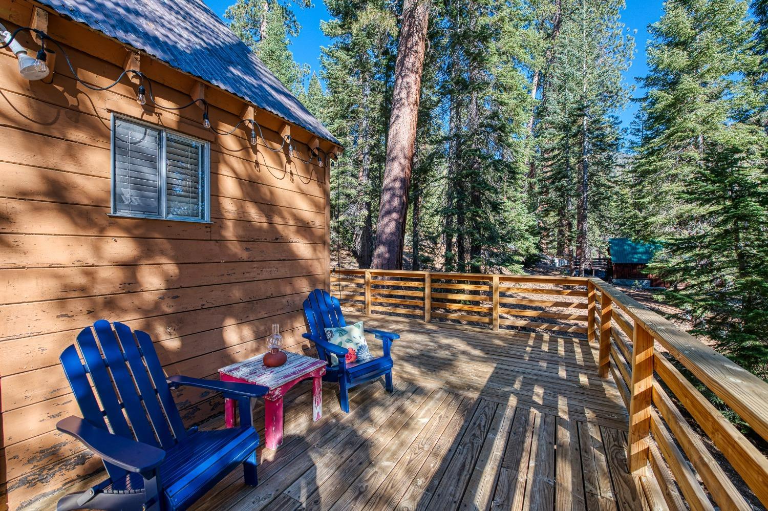 61347 Old Hunting Road Mono Hot Springs, CA 93634 - Photo 26 of 31 a backyard of a house with table and chairs