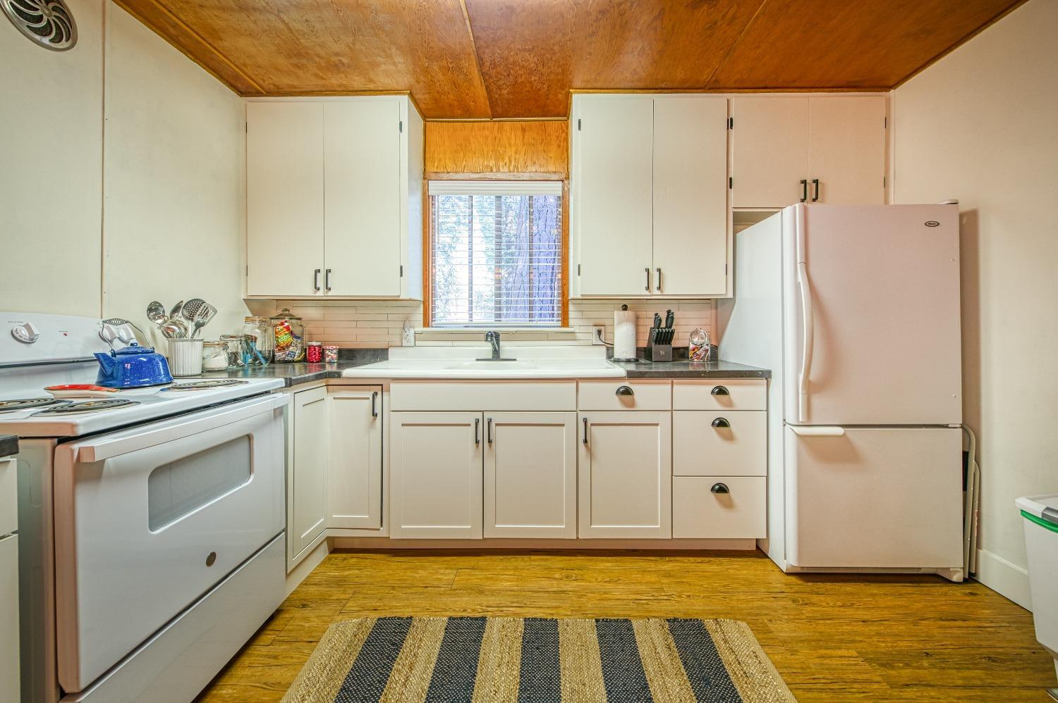 61347 Old Hunting Road Mono Hot Springs, CA 93634 - Photo 9 of 31 a kitchen with sink cabinets and refrigerator