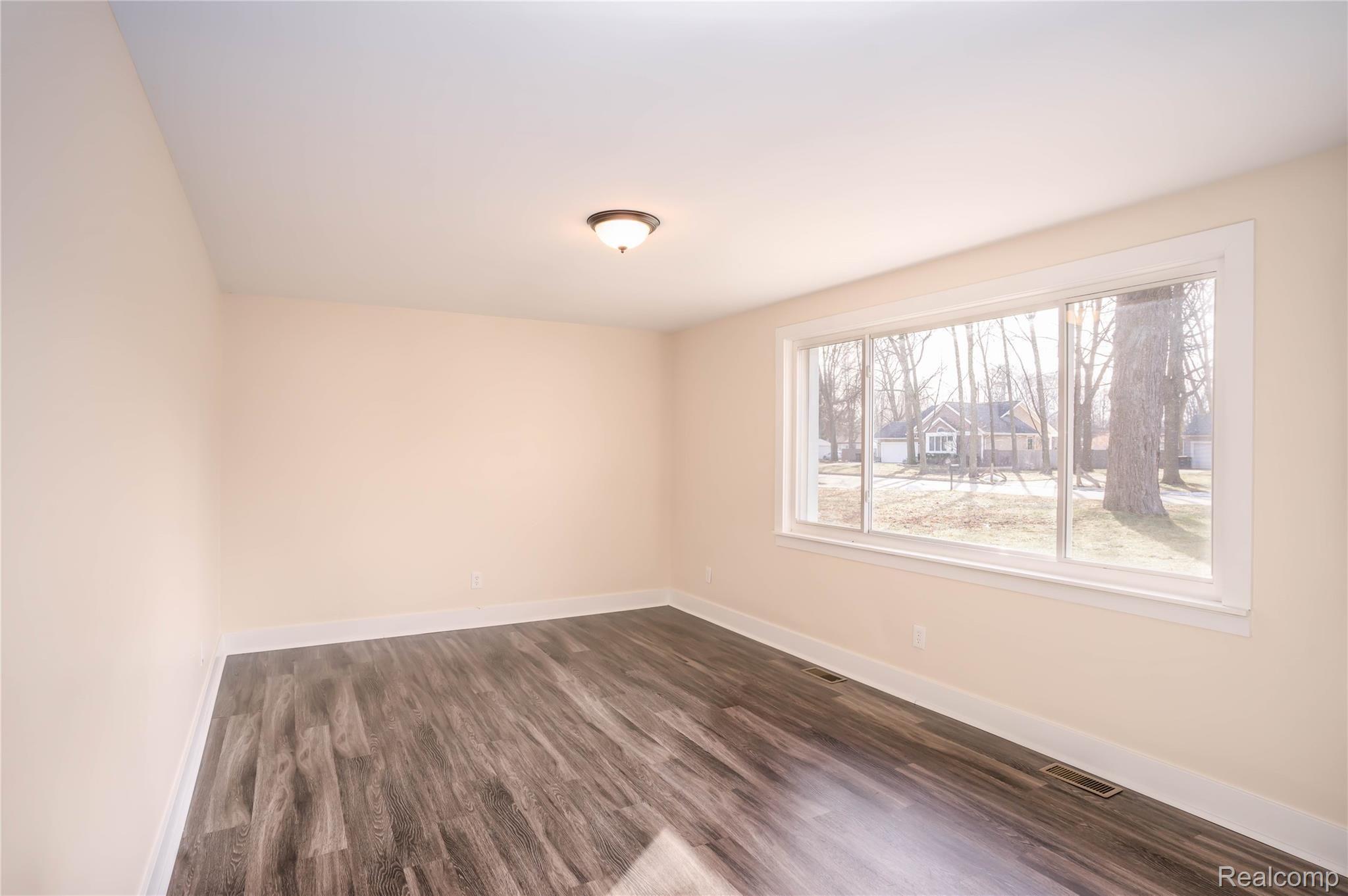 26074 Superior Road Taylor, MI 48180 - Photo 11 of 37 03DAAF1C-E84A-4277-8B15-597563A23CA5.jpeg