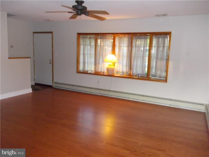 33 Jadewood Road Levittown, PA 19056 - Photo 11 of 23 Living Room