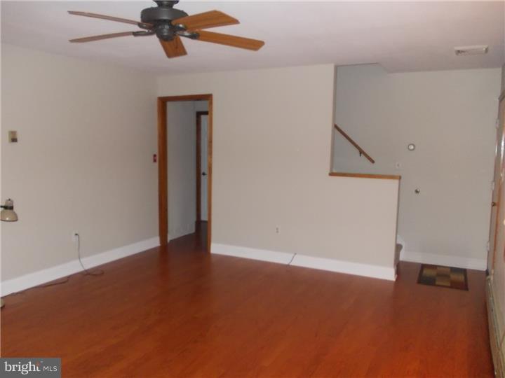 33 Jadewood Road Levittown, PA 19056 - Photo 12 of 23 Living Room