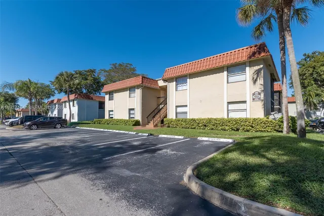 $294,900 | 9704 Hammocks Boulevard, Unit 201, Miami, FL 33196