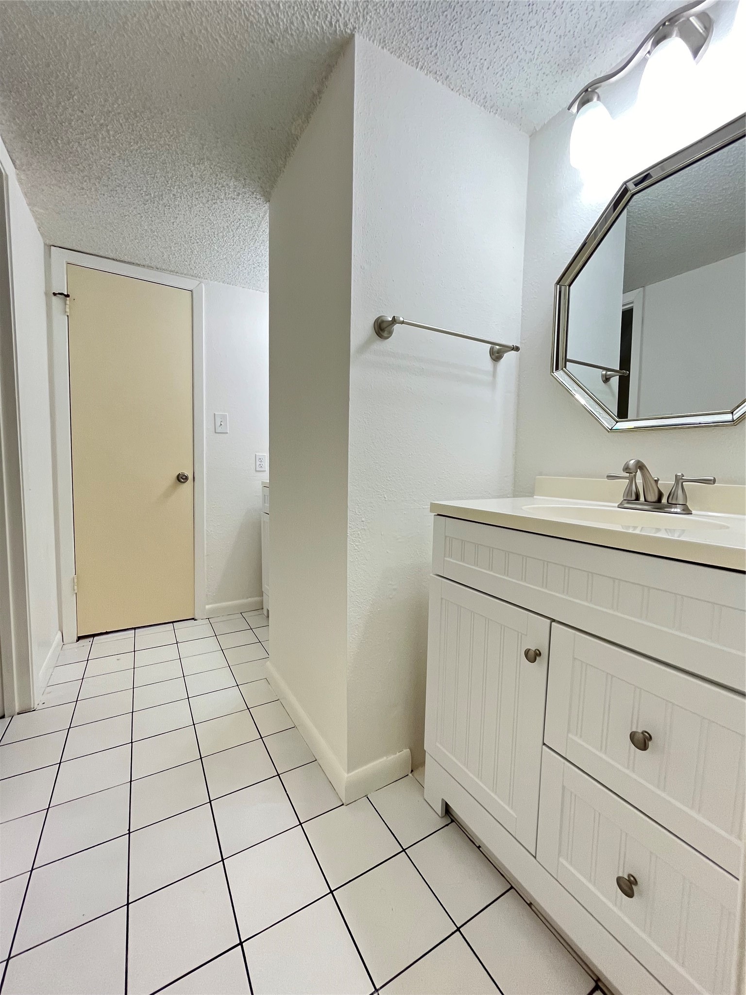 8101 Amelia Road, Unit 505 Houston, TX 77055 - Photo 8 of 15 Gallery Image 8