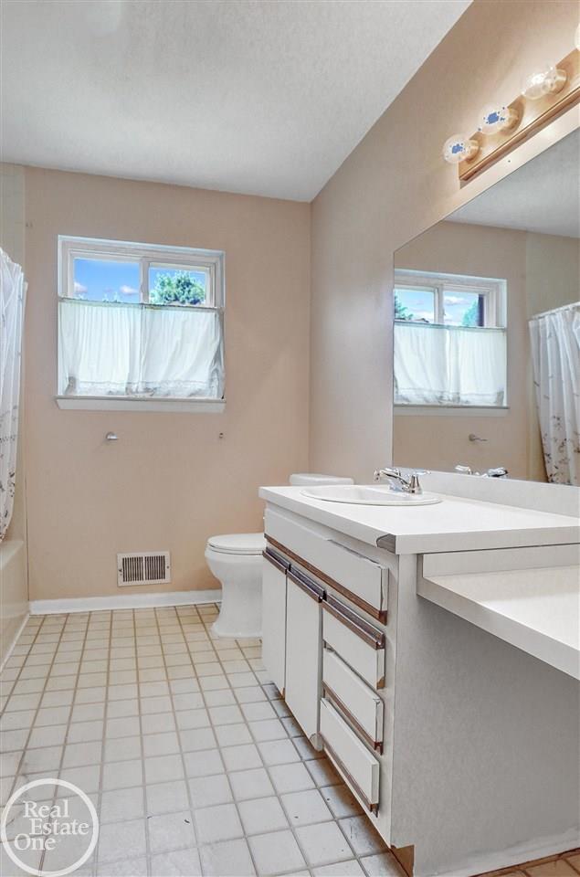 5290 Westview Road Clarkston, MI 48346 - Photo 14 of 24 50047525-13.JPG