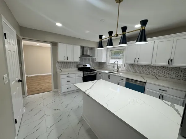 $649,900 | 940 Tanglewood Drive, Wheeling, IL 60090