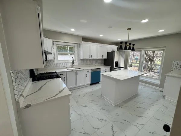 $649,900 | 940 Tanglewood Drive, Wheeling, IL 60090