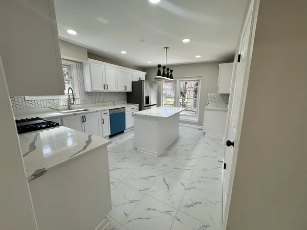 $649,900 | 940 Tanglewood Drive, Wheeling, IL 60090